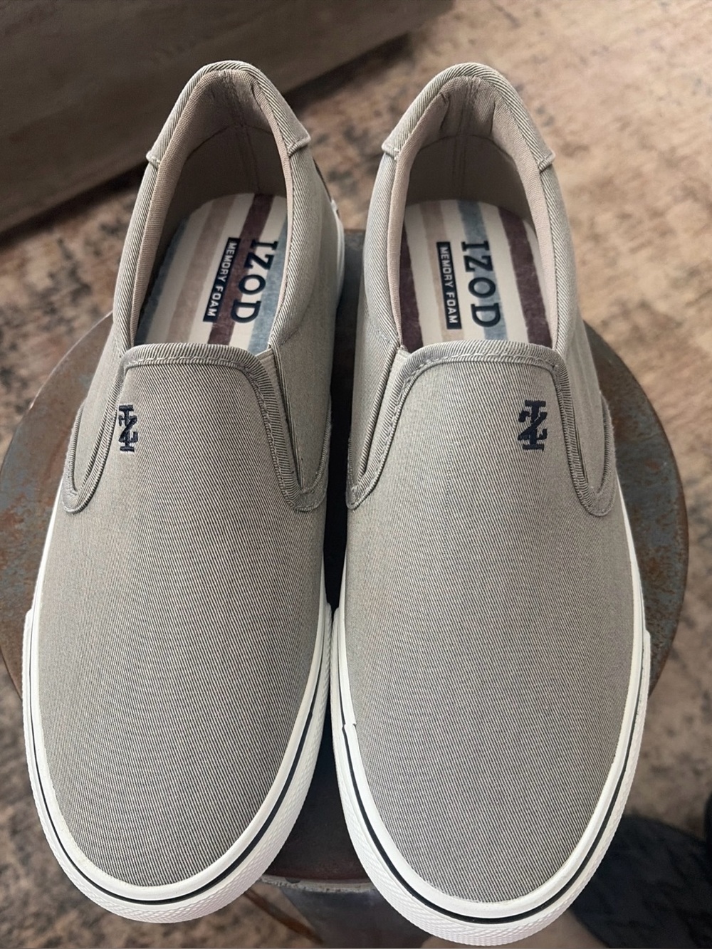 Sz 9 Izod Men's Slip-On Canvas Loafers in Taupe Gray New without tags